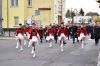 Mażoretki prowadzą pochód